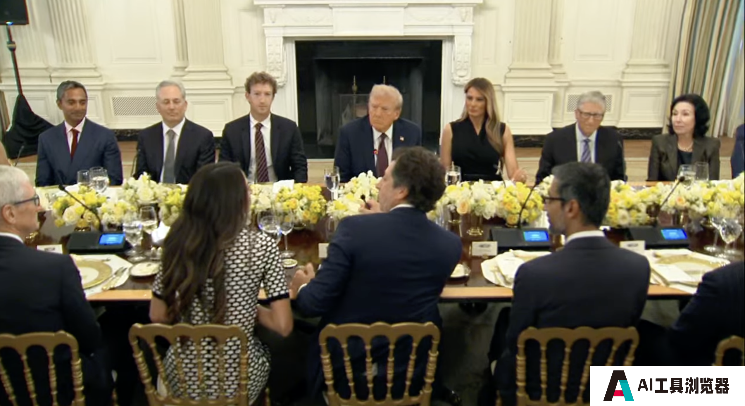 特朗普与比尔盖茨、库克等共进晚餐,重申将对中国等征收可观的芯片关税