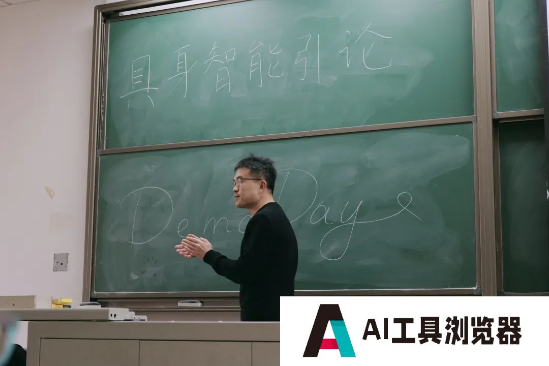 2024年秋季学期最后一节AI课，80多位复旦同学人手一个机器人 